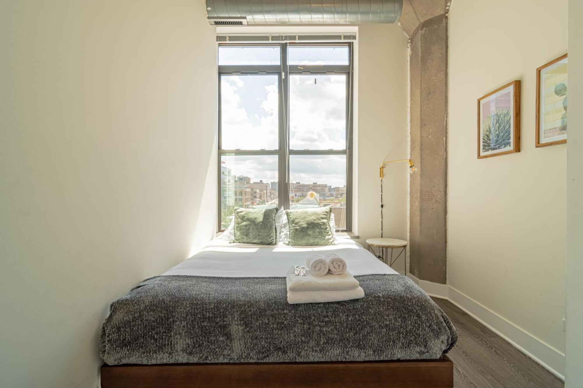 Bright 2Br Luxury Corner Suite With Optional Parking Sleeps 6 Guests Near Mccormick Place And Soldier Field シカゴ エクステリア 写真