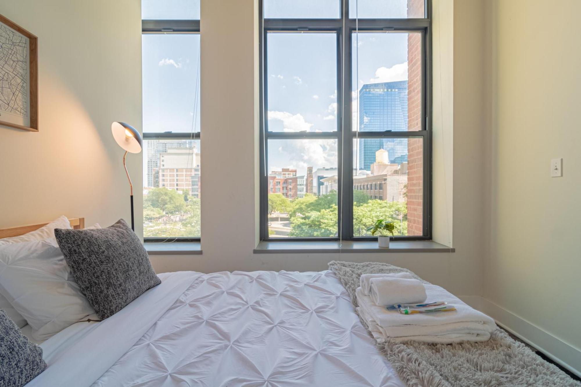 Bright 2Br Luxury Corner Suite With Optional Parking Sleeps 6 Guests Near Mccormick Place And Soldier Field シカゴ エクステリア 写真