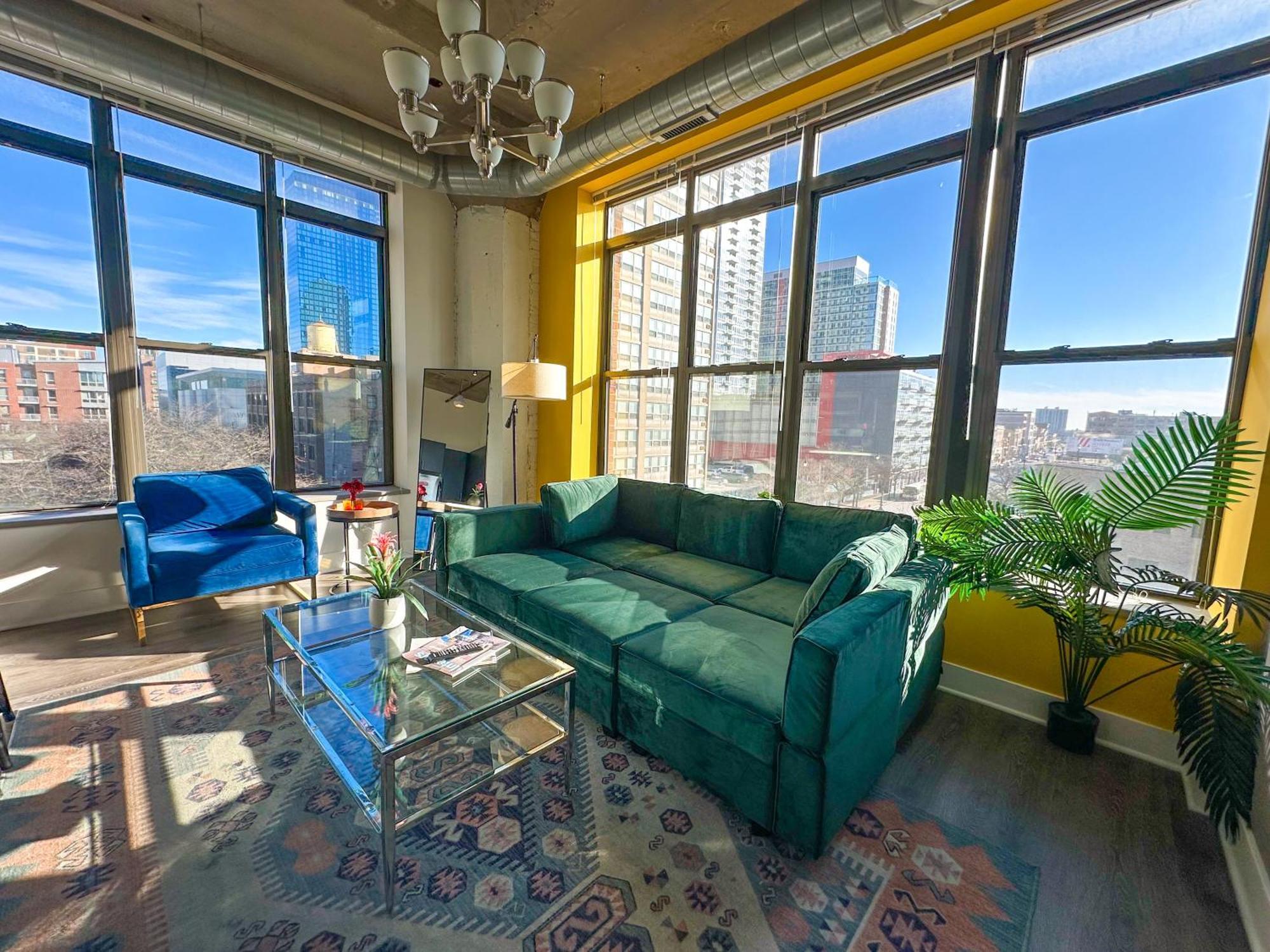 Bright 2Br Luxury Corner Suite With Optional Parking Sleeps 6 Guests Near Mccormick Place And Soldier Field シカゴ エクステリア 写真